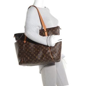 LOUIS VUITTON
Monogram Canvas Totally MM Bag